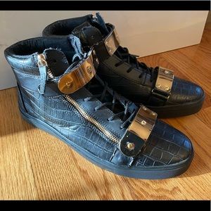 Designer Style Croc Embossed Hi Tops - size 41 / 8